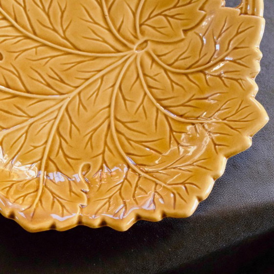 Image 1 of Große, antike Schmuckschale aus ockerfarbenem Steingut mit Blattmuster.