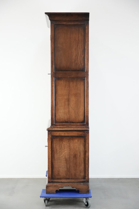 Image 1 of Großer, imposanter antiker englischer Eichenbuffetschrank aus dem 18. Jahrhundert mit funktionierenden Schlössern.