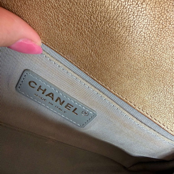 Chanel petit sac Boy à rabat en agneau matelassé métallique avec CC entrelacés – Sacs a bandouliere, Cuir (photo 10 of 16)