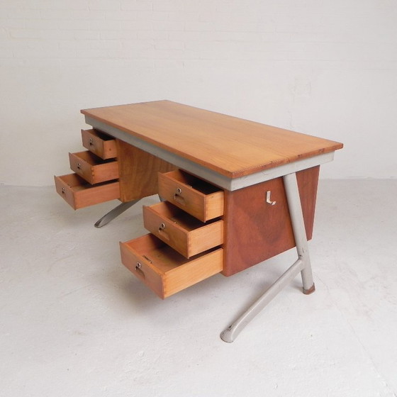 Escritorio industrial con 2 cajoneras, década de 1960. – Wood, Iron (photo 10 of 32)