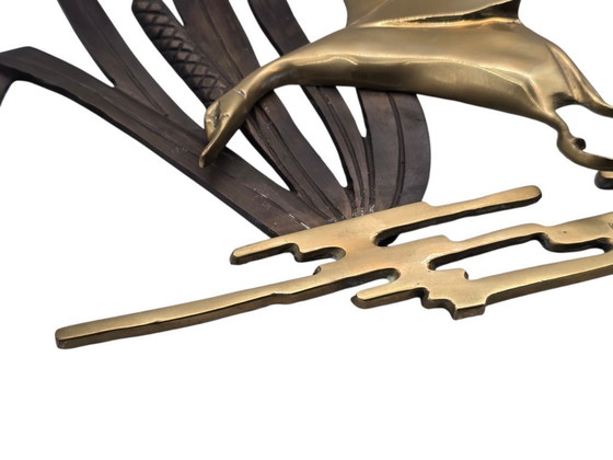 Image 1 of Grande sculpture murale vintage en laiton, représentant un vol d'oiseau.