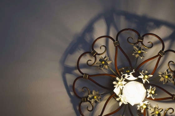 Image 1 of Lampada da soffitto italiana Tole a forma di petalo, colore rosso, oro e bianco, con motivo floreale, stile Mid-Century.
