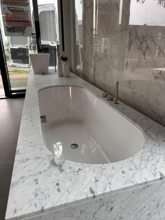 Image 1 of Mueble de baño de diseño Makro; lavabo de mármol con bañera
