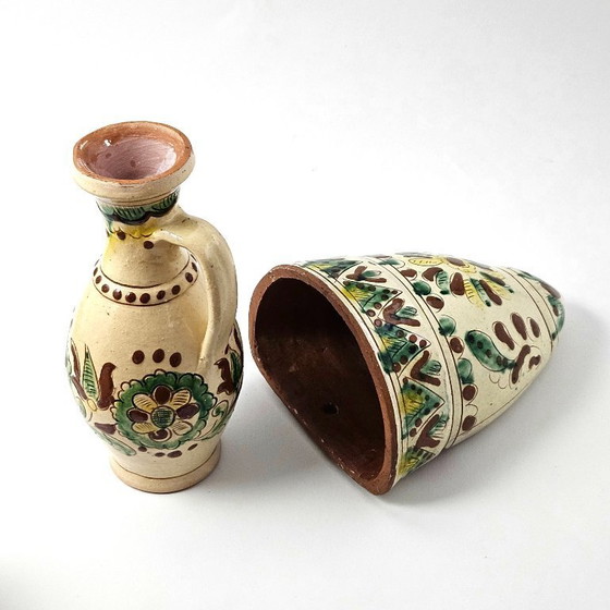 Image 1 of Ensemble de deux vases et d'un cache-pot mural en céramique hutsoul. Argile vintage peinte à la main, d'Ukraine.