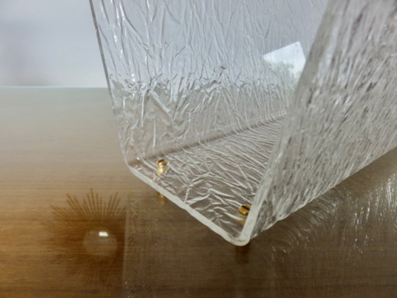 Image 1 of Porte revues " ROCHE BOBOIS " en plexiglas transparent et laiton années 70