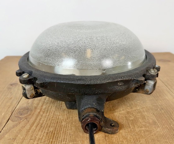 Zwarte industriële gietijzeren wand- of plafondlamp van Elektrosvit, jaren 60. – Wandlampen, Glass, Cast Iron (photo 8 of 14)