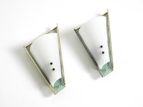 Image 1 of Ein Paar wunderschöne mintgrüne Wandlampen im Mid-Century-Modern-Stil aus perforiertem Blech mit Plexiglasschirmen