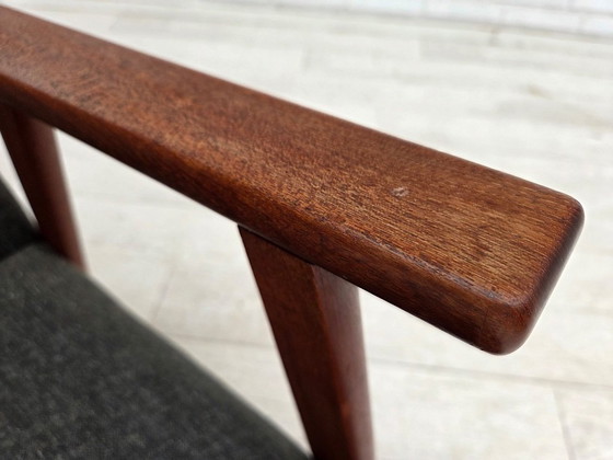 Image 1 of Sillón danés de respaldo alto de la década de 1970, tapizado en tela y madera de teca.