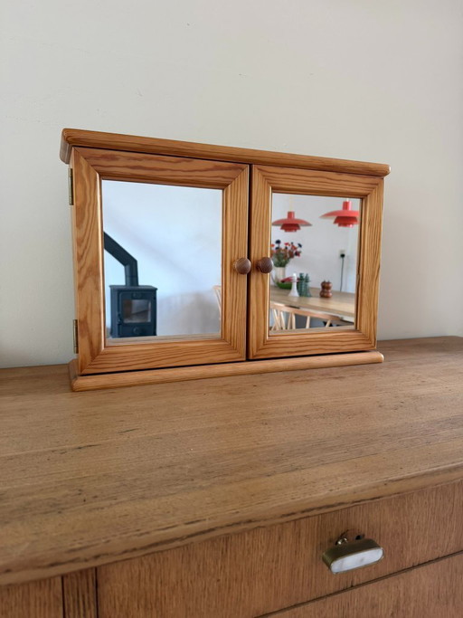 Bellissimo specchio e mobiletto vintage danese in legno di pino.