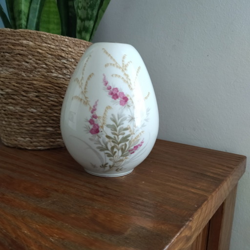 Porcelain egg vase.
