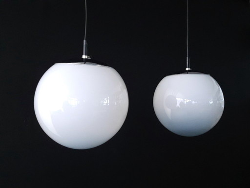 1 des 2 suspensions en verre RAAK, modèle Morning Mist de style Mid-Century Modern avec douille chromée ; 2 ENCORE DISPONIBLES