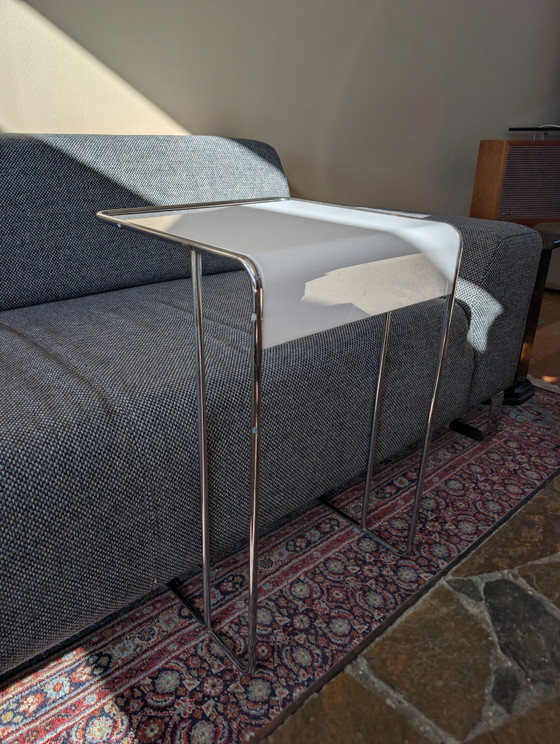 Table d'appoint moderniste vintage – Chrome et blanc – Design incurvé unique – Tables d'appoint (photo 4 of 5)