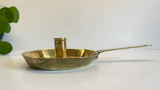 Image 1 of Antiker, niedriger Kerzenleuchter aus massivem Messing