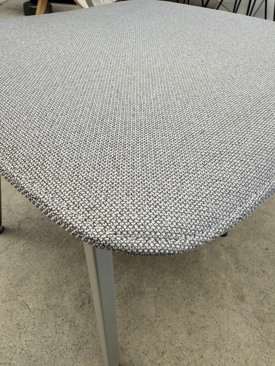 Image 1 of Silla Ahrend Revolt tapizada gris