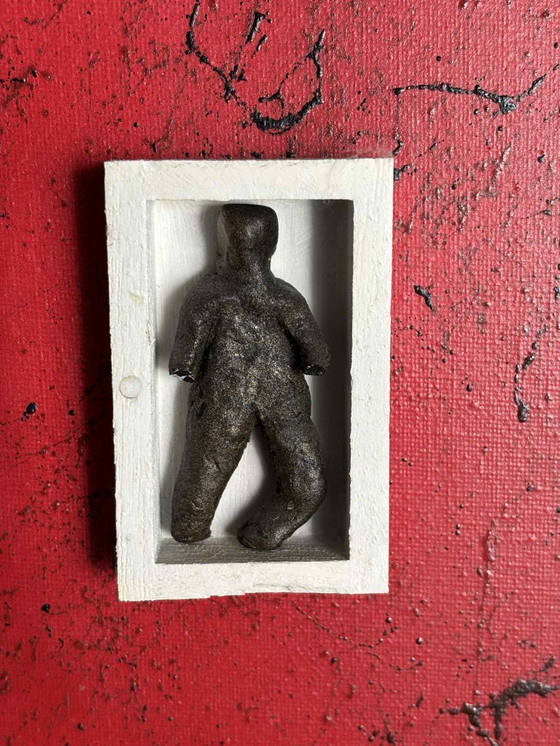 Image 1 of Muñecas en la pared