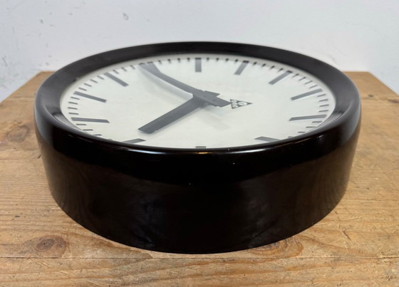 Image 1 of Industriële bakelieten fabriekswandklok van Pragotron, jaren 60