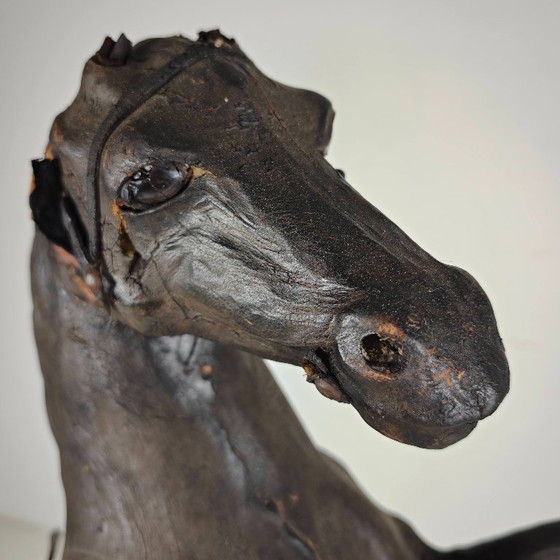 Image 1 of Antieke leren paardensculptuur uit het begin van de 20e eeuw met glazen ogen.