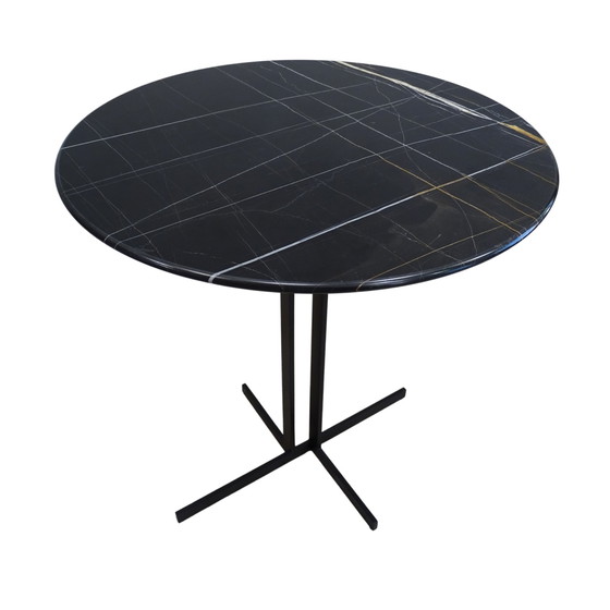 Image 1 of Table basse ou table d&#39;appoint Natuzzi, marbre Sahara Noir, XXIe siècle – Italie
