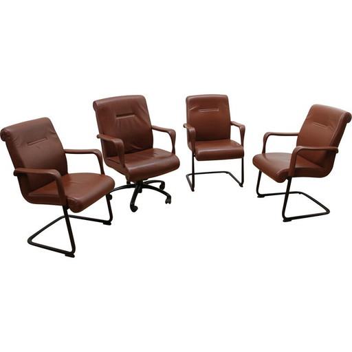Conjunto de 4 sillas de oficina vintage de Poltrona Frau en metal teñido de negro y cuero marrón.