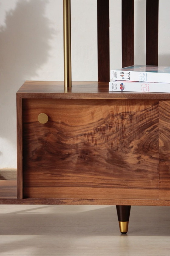 Image 1 of Divisorio per ambienti illuminato - Noce e ottone