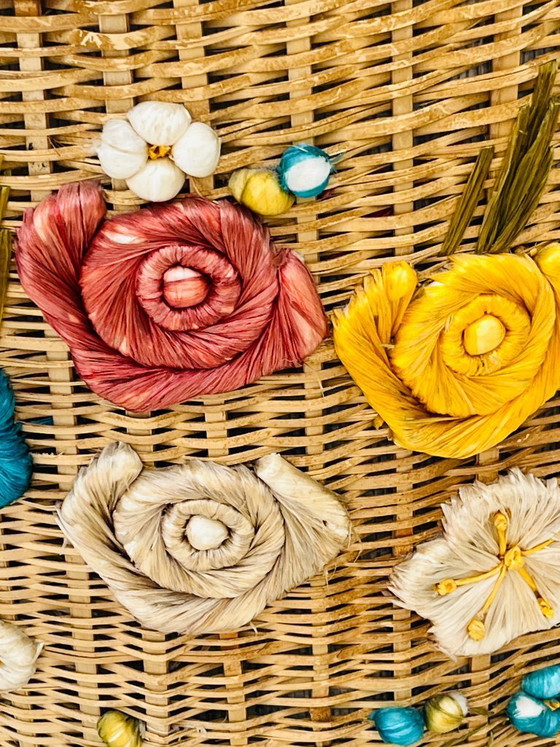 Image 1 of Vintage rieten mand met kleurrijke bloemenversiering