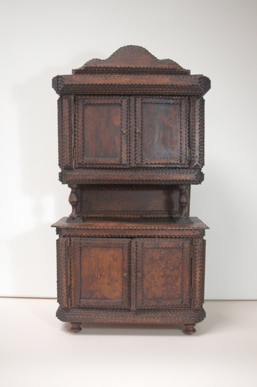 Buffet antique Tramp Art