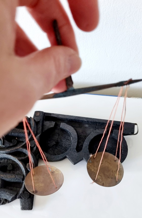 Image 1 of Antica bilancia in legno di teak intagliato.