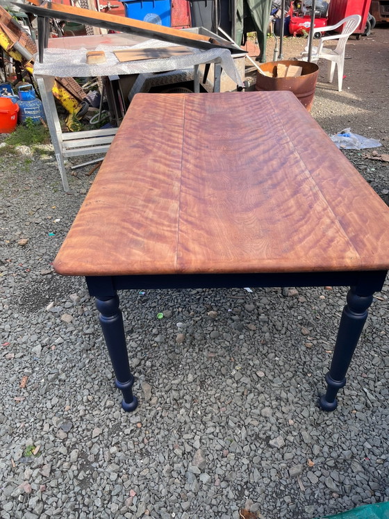 Tavolo da pranzo su misura in stile rustico per 6 persone con piano in acero riccio massiccio e gambe tornite (foto 4 di 6)