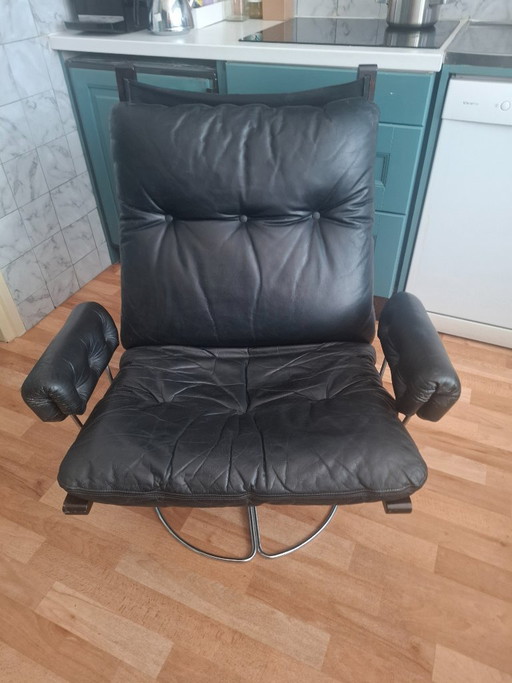 Wing Chair de cuero suave negro / Silla giratoria