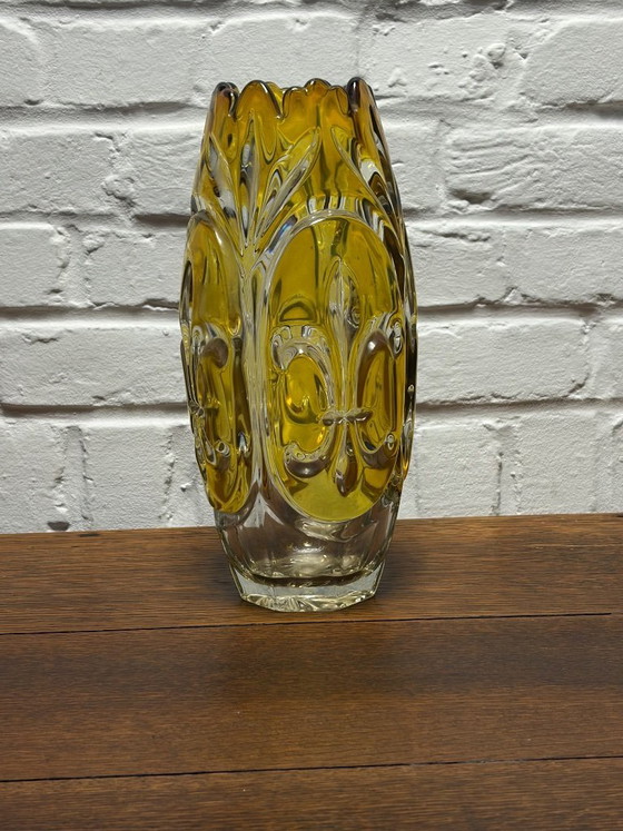 Image 1 of Vintage Handgeslepen Kristallen Vaas – Goudgeel/Amber – Fleur-de-lis