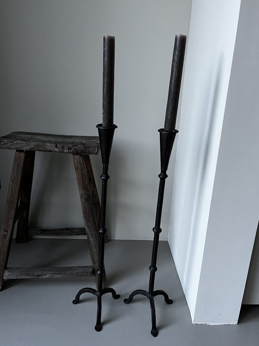 vieux chandeliers en métal noir