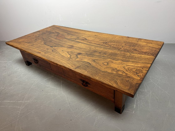 Image 1 of Gran mesa de centro francesa antigua de estilo rústico con dos cajones