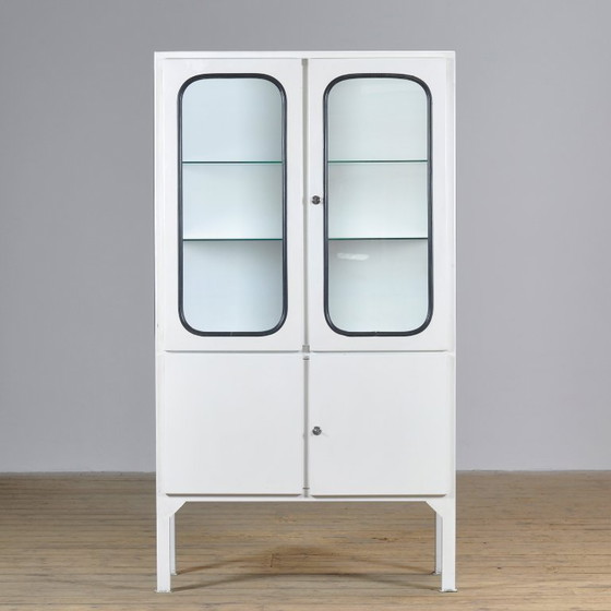 Armoire médicale vintage, années 1970, Vitrines, Verre, Fer, Blanc, Industrieel (photo 3 sur 10)