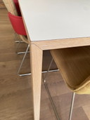 Arco Slim Esstisch – Tischplatte Fenix ​​weiß – Gestell aus Eiche – 240 cm