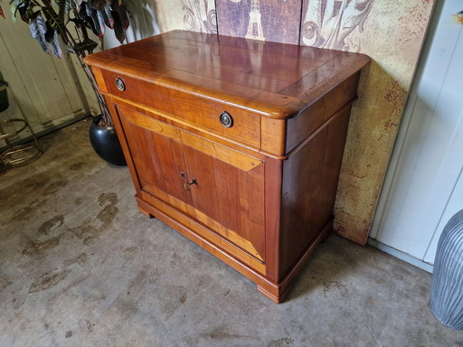 Klassieke franse buffetkast, commode, ladekast, wandmeubel kersenhout afm,. 92x48 en 80cm hoog.