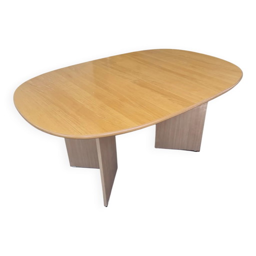 Tavolo da pranzo danese allungabile in legno massello chiaro con gambe a V.