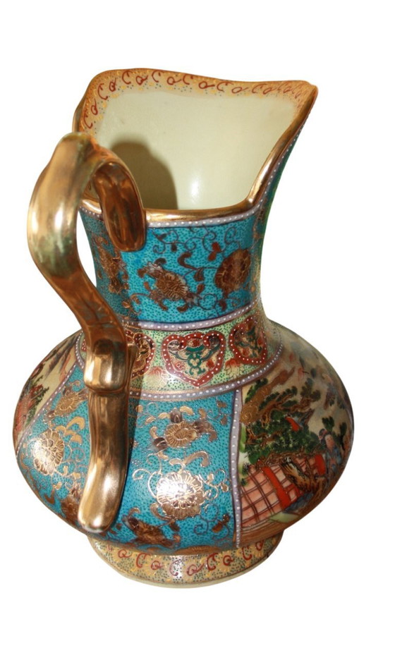 Image 1 of Vaso Satsuma in stile asiatico, dipinto a mano con decorazioni dorate.