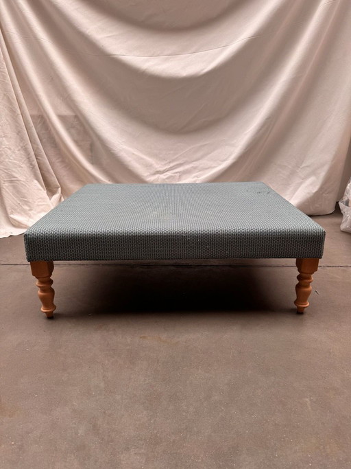 Vast gestoffeerde pouf