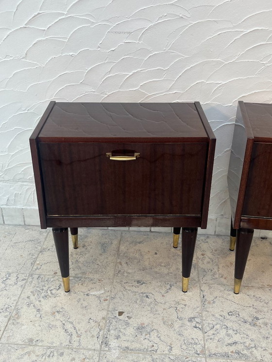 Image 1 of Een paar vintage nachtkastjes uit de jaren 60 met messing spijlenpoten.