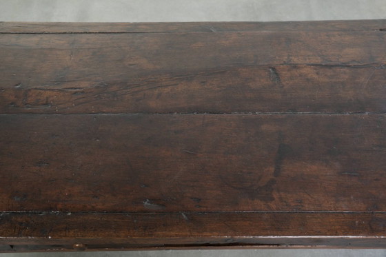 Image 1 of Magnifique table basse ancienne du XVIIIe siècle en châtaignier d'Europe du Sud, avec deux tiroirs et une serrure fonctionnelle 