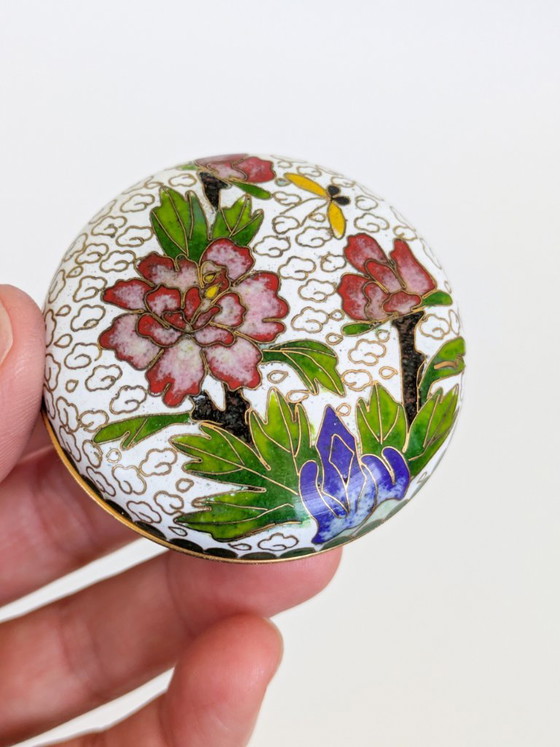 Scatola portagioie vintage in cloisonné, decorata a mano con orchidee e farfalle smaltate. (photo 4 of 10)