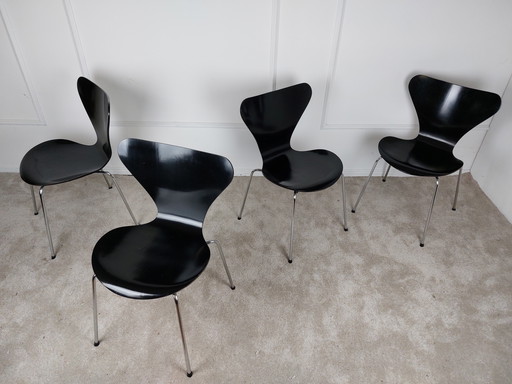 4 Schmetterlingsstühle Serie 7 Von Arne Jacobsen Für Fritz Hansen