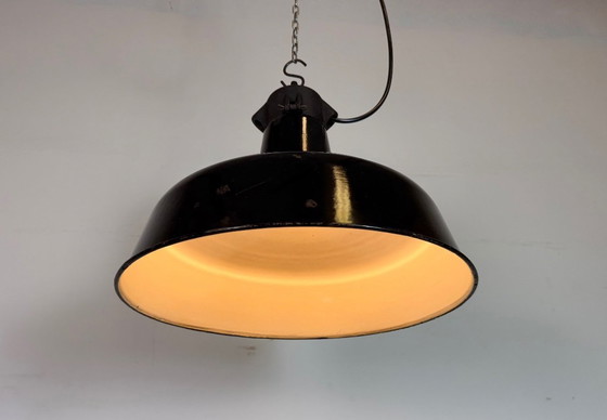 Image 1 of Industriële zwarte geëmailleerde fabriekslamp met gietijzeren bovenkant, jaren 50