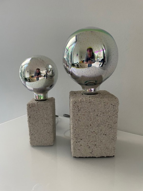 Image 1 of Set van twee moderne designlampen met sculpturale stenen basis