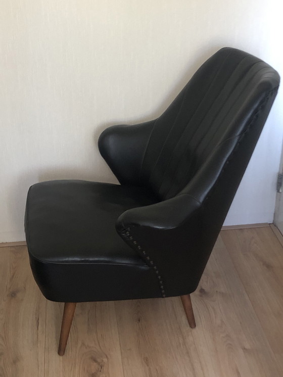 Image 1 of Vintage zwarte cocktailstoel clubstoel skai bekleding Theo Ruth (?)