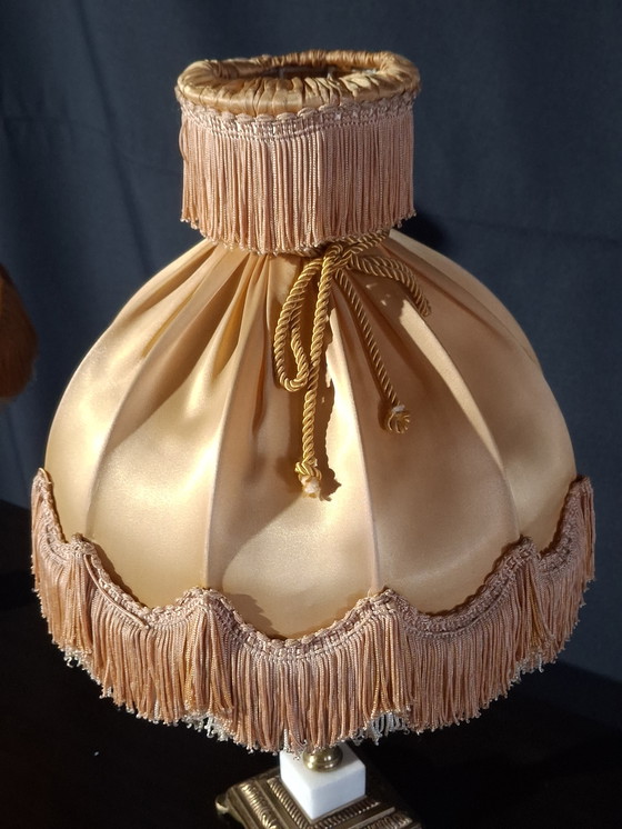 Image 1 of Coppia di lampade da tavolo in stile Luigi XVI, in ottone con paralumi con frange – anni '70