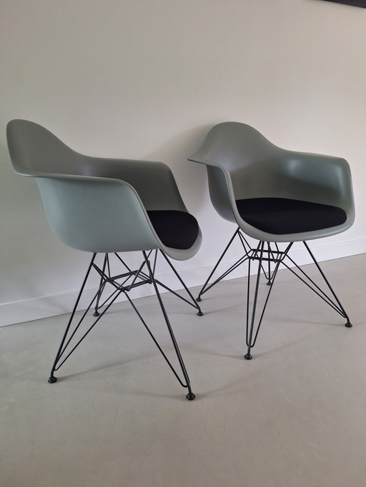4x Vitra Eames gris oscuro con base negra