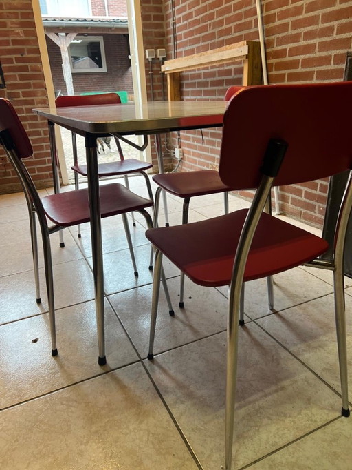 table vintage avec chaises