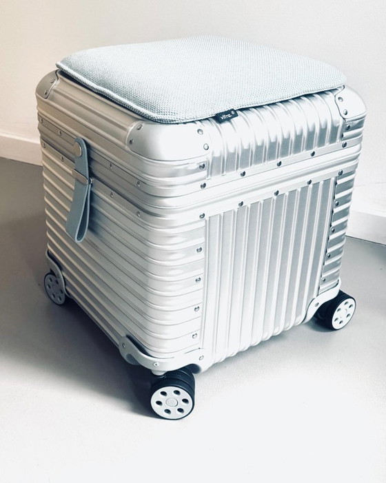 Tabouret en aluminium - Rimowa X Vitra (2025) (photo 6 of 13)