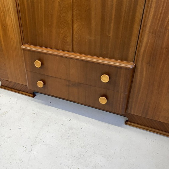 Image 1 of Magnifique armoire vintage spacieuse avec étagères suspendues et tiroirs amovibles.